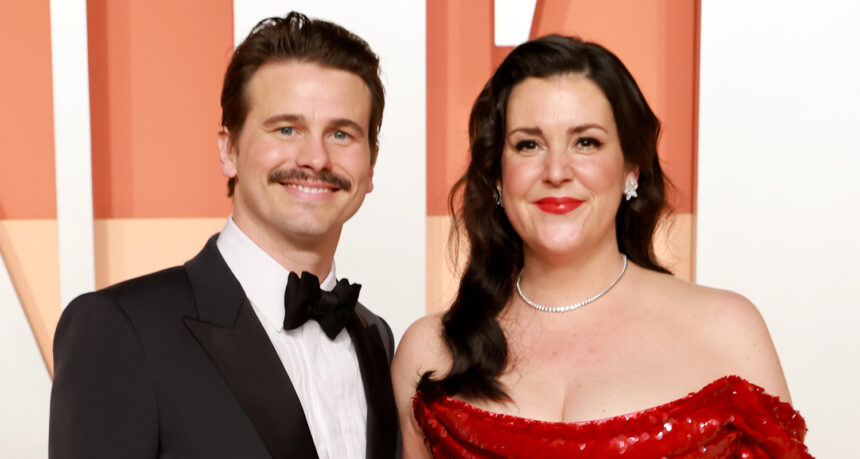 Jason Ritter risponde alla domanda virale sulla moglie Melanie Lynskey, condivide il video di "combattimento" come prova