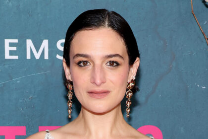 Vedi la risposta di Jenny Slate a una domanda 'fissata' con noi 'tra la battaglia legale di Blake Lively e Justin Baldoni