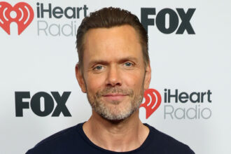 Joel McHale rivela come ha ottenuto il ruolo della stagione 3 di "Yellowjackets" e dà aggiornamento sul film "Community"
