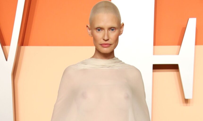 Bianca Balti stupisce sul red carpet a Los Angeles col seno a vista e le sopracciglia decolorate dopo la chemio: guarda - Gossip.it