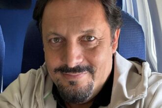 Enrico Birgnano annuncia la morte dell'amatissima mamma e spiega perché non ha interrotto il tour teatrale dopo il lutto - Gossip.it