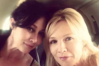 ''E’ sbagliato'': Jennie Garth contro gli Oscar dopo l’esclusione di Shannen Doherty dai tributi - Gossip.it
