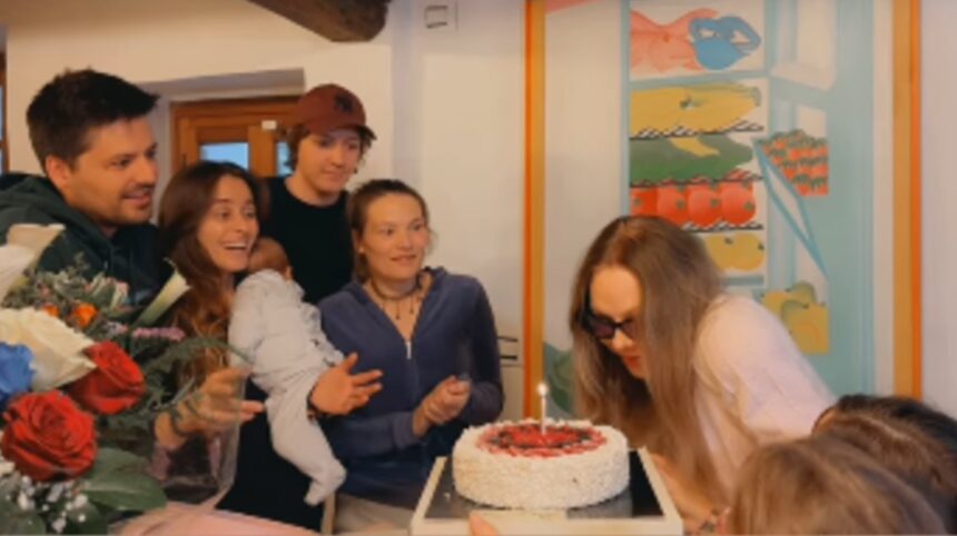 Ornella Muti con tutti i figli e nipoti a pranzo per i suoi 70 anni: si vede anche il futuro marito di Naike, guarda - Gossip.it