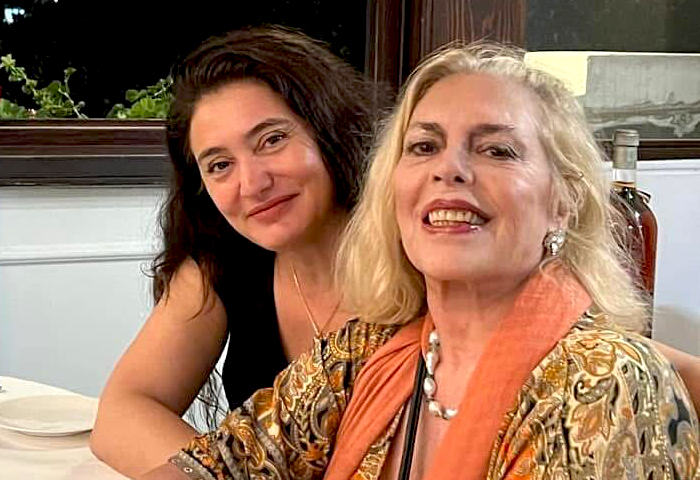 ''Il dolore è insopportabile'': la figlia di Nadia Cassini ricorda la madre con l'ultima foto insieme a lei della scorsa estate - Gossip.it