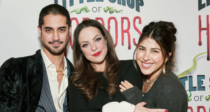 Elizabeth Gillies ha una riunione "vittoriosa" con Avan Jogia e Daniella Monet alla celebrazione della serata di apertura "Little Shop"