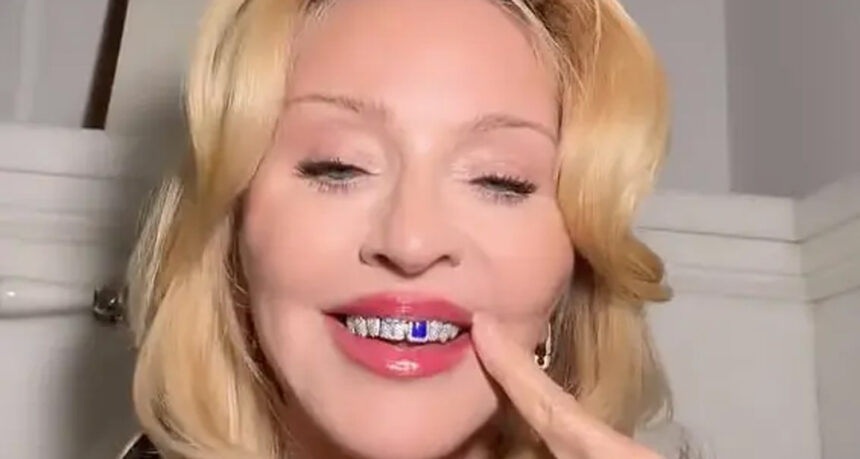 Madonna debutta le nuove griglie incrostate di lapis-and-diamond su tiktok