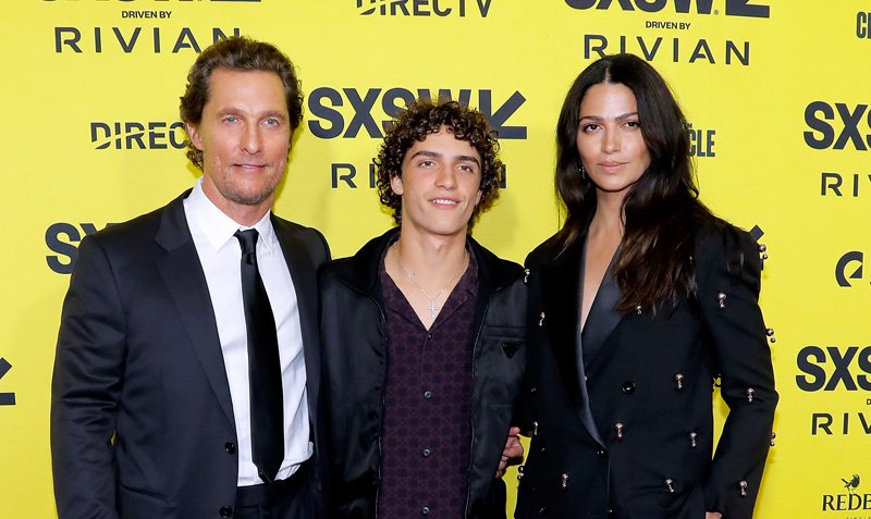 Matthew McConaughey ottiene il sostegno della moglie Camila e del figlio Levi alla premiere SXSW di "Rivals of Amziah King"