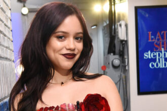 Jenna Ortega indossa un abito di vetro in "Late Show", rivela come il set "Mercoledì" è cambiato per Lady Gaga - Guarda ora!