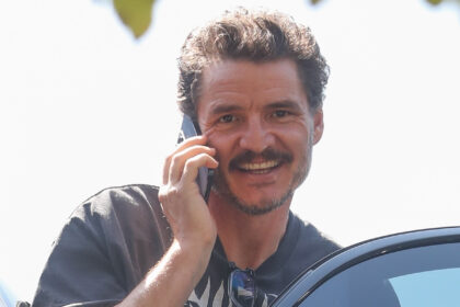 Pedro Pascal è tutto sorrisi mentre lascia la palestra a West Hollywood