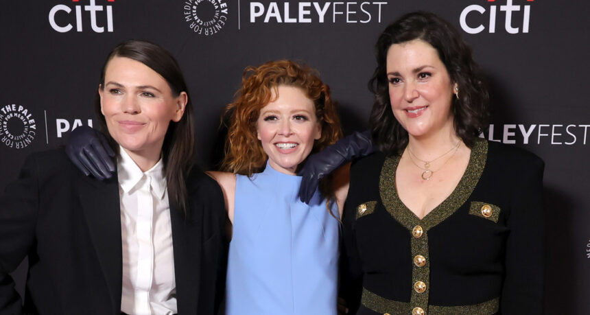 Natasha Lyonne, Clea Duvall e Melanie Lynskey escono per promuovere la stagione 2 della "faccia del poker" al Paleyfest LA 2025