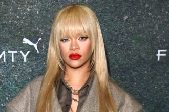 Rihanna condivide le foto della sala parto con i suoi figli, chiama il parto "cosa più potente che abbia mai fatto"