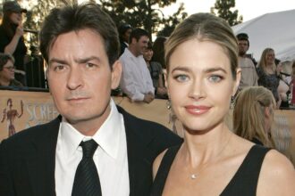 Denise Richards dice che Charlie Sheen l'ha vietata di parlare con questo ex