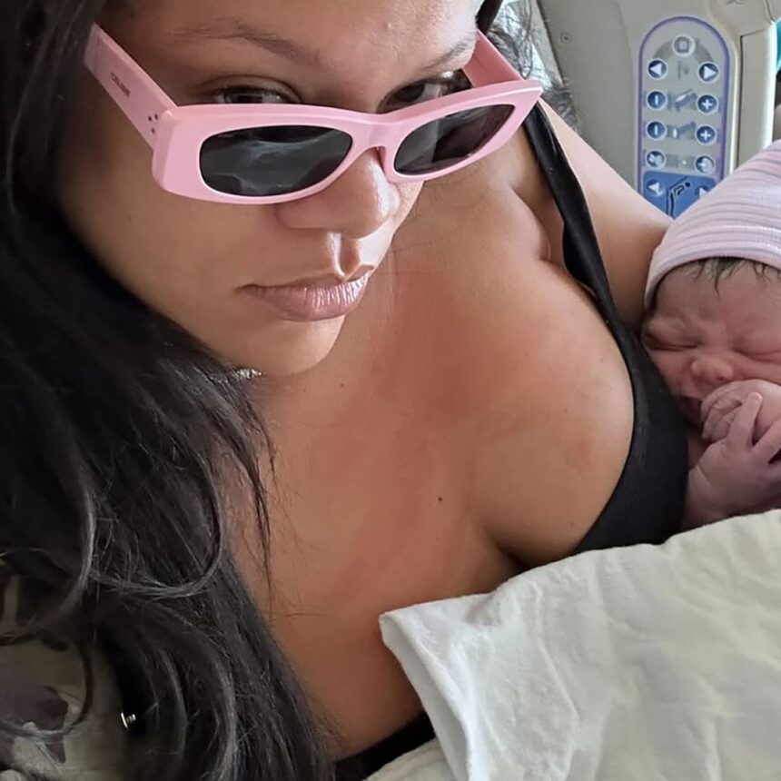 Rihanna condivide le foto dei figli pochi istanti dopo la loro nascita