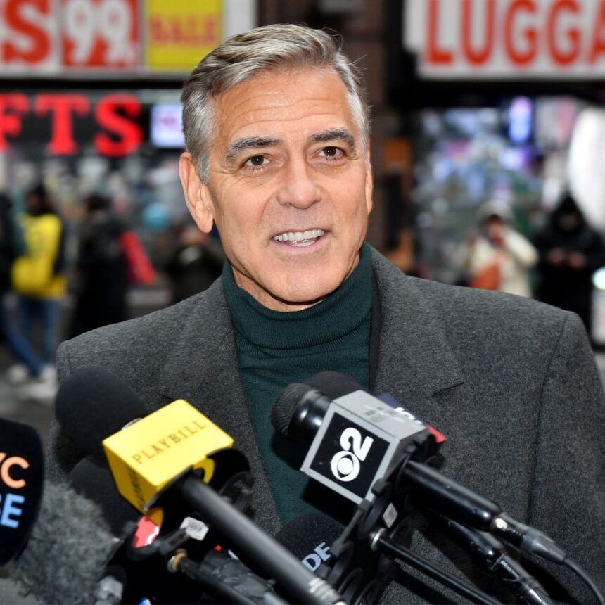George Clooney Swaps firma capelli argentati per trasformazione della bruna