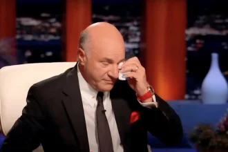 Il giudice di "Shark Tank" Kevin O'Leary ha ridotto le lacrime dopo aver sentito un messaggio scioccante che un padre di un concorrente lo ha mandato da oltre la tomba