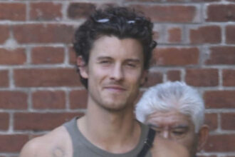 Shawn Mendes saluta i fan dopo essere arrivati ​​in Argentina per il suo set di Lollapalooza