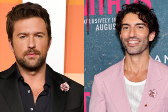 Brandon Sklenar sembra indossare la stessa spilla di fiori di "termina con noi" il regista Justin Baldoni