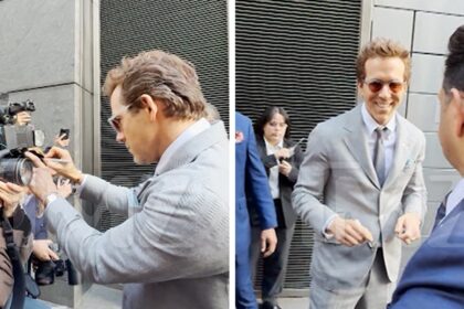 Ryan Reynolds finge di firmare le telecamere paparazzi in "un altro semplice favore" evento