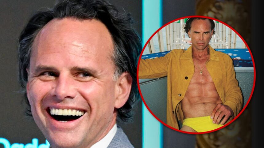 "The White Lotus" Walton Goggins si spoglia fino a Speedo in un servizio fotografico audace