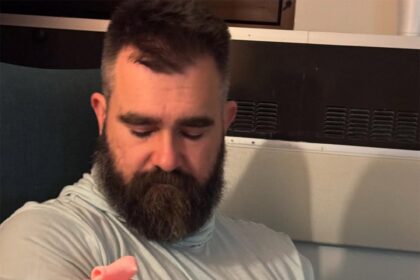 Jason Kelce ha una reazione esilarante al bambino n. 4 con Kylie Kelce