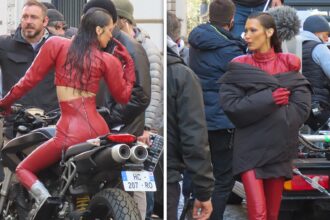 Bella Hadid sbalordi in una tappa di pelle rossa a Parigi sul set "The Beauty"