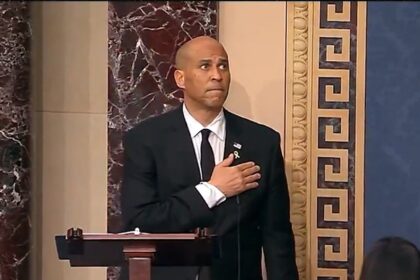 Cory Booker ottiene ovation in piedi per essere registrato per il più lungo discorso del Senato