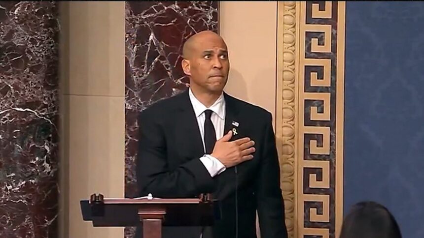Cory Booker ottiene ovation in piedi per essere registrato per il più lungo discorso del Senato