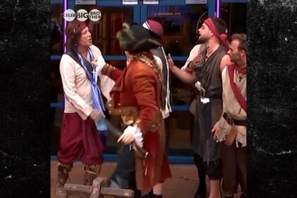 Mickey Rourke si mette in faccia al coinquilino durante la lotta di Blowup in "Big Brother" Celebrity