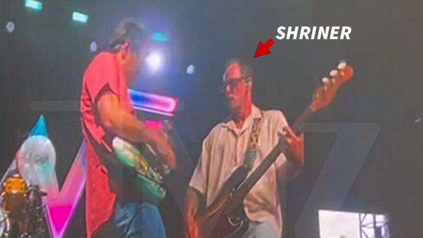 Weezer gioca a Coachella giorni dopo che la moglie del bassista è stata arrestata