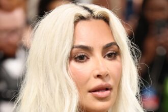 Il sospetto nella rapina di Parigi di Kim Kardashian muore inaspettatamente prima del processo