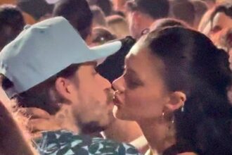 Brooklyn Beckham e Nicola Peltz Lock Lips durante Coachella