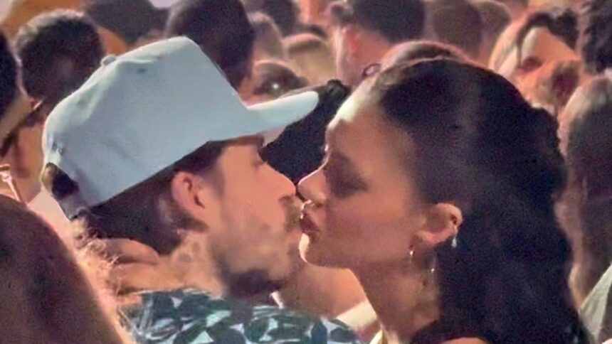 Brooklyn Beckham e Nicola Peltz Lock Lips durante Coachella