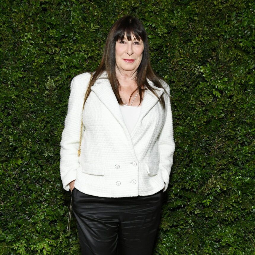 Anjelica Huston condivide la battaglia con il cancro