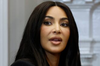 Inizia la prova della rapina di gioielli di Kim Kardashian Paris, una collana da $ 24k lasciata cadere in vacanza