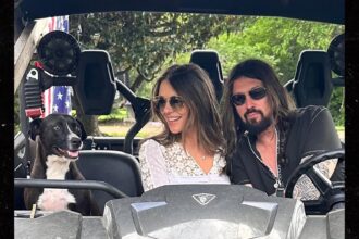 Elizabeth Hurley pubblica un'altra foto amata con Billy Ray Cyrus