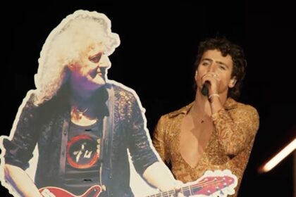 Benson Boone mette in evidenza il ritaglio di cartone di Brian May a Troll Coachella
