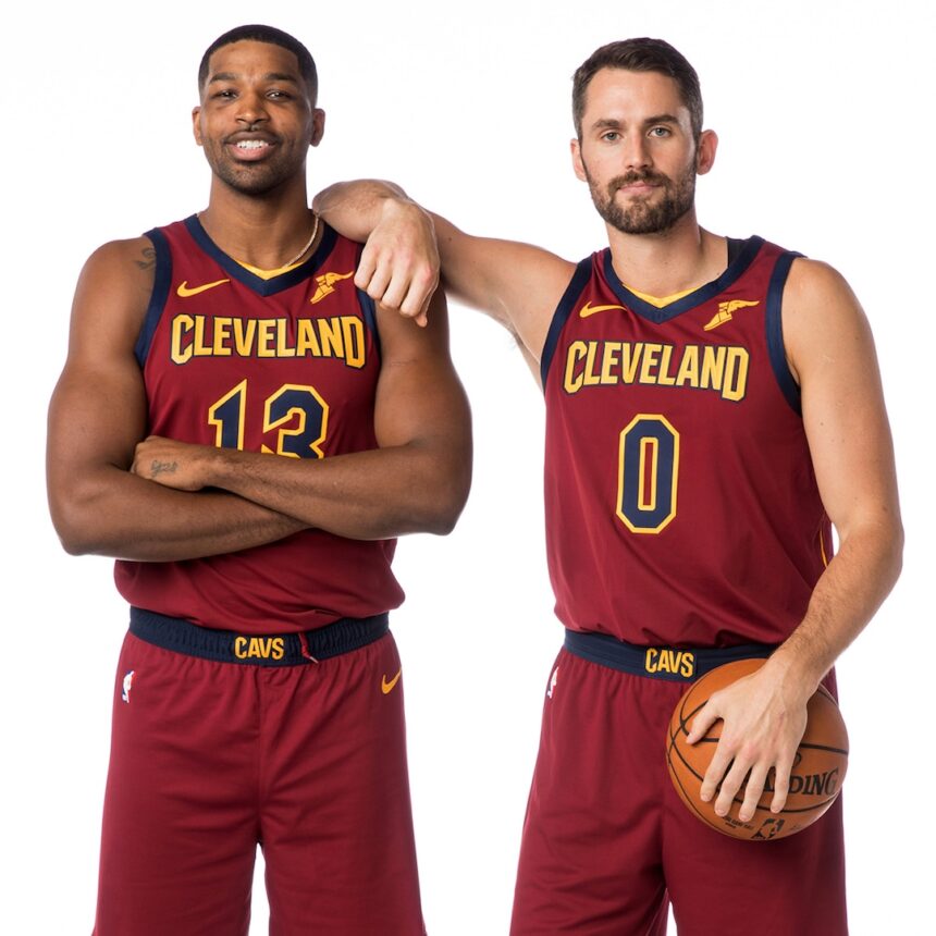 Tristan Thompson conforta Kevin Love dopo la morte di papà