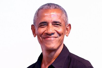 Barack Obama reagisce al fotografo di famiglia fotobombare