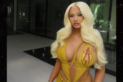 L'Alabama Barker indossa un abito giallo rivelatore a Coachella