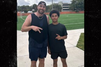 Travis Kelce si allena con le scuole superiori, lo suda in Georgia