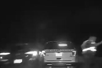 SUV accelerato si rompe nell'auto della polizia della Florida ad alta velocità, sul video di dashcam