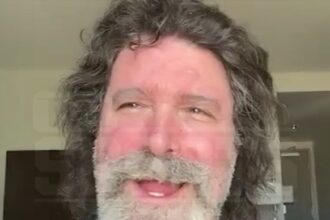 Mick Foley "si sente molto meglio" dopo l'incidente automobilistico, grazie alla roccia per gli auguri