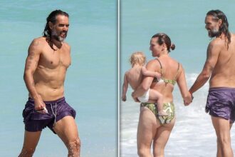 Il marchio Russell colpisce la spiaggia per il rilassante giorno della famiglia dopo essere stato accusato di stupro