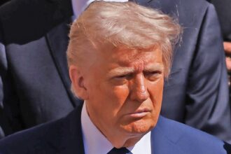 Donald Trump cattura il flak online per aver indossato un abito blu al funerale di Papa