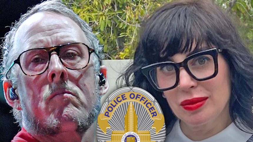 La moglie del membro di Weezer sparato da poliziotti in sparatutto, prenotato per un tentativo di omicidio