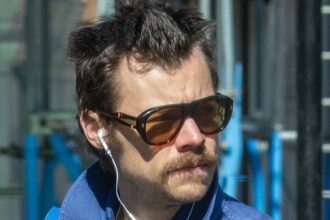 Harry Styles fa oscillare uno stache in stile settanta durante la gita di Londra
