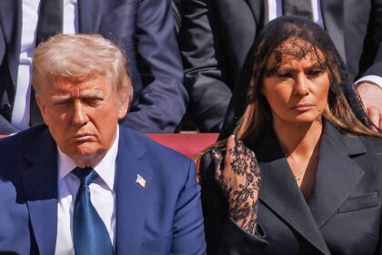 Papa Francesco è stato messo a riposo, il presidente Trump e Melania partecipano al funerale
