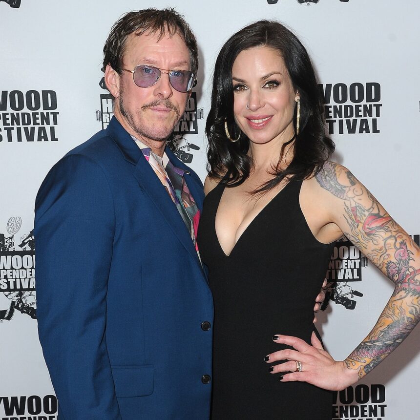 Jillian Lauren, la moglie di Scott Shriner di Weezer, ha sparato a Police Chase