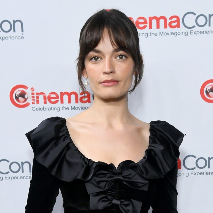 Emma Mackey che gioca a White Witch in Narnia di Greta Gerwig