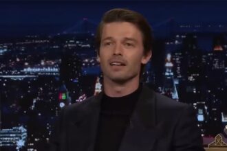La fidanzata di Patrick Schwarzenegger lo ha infranto per gli spoiler di "White Lotus"